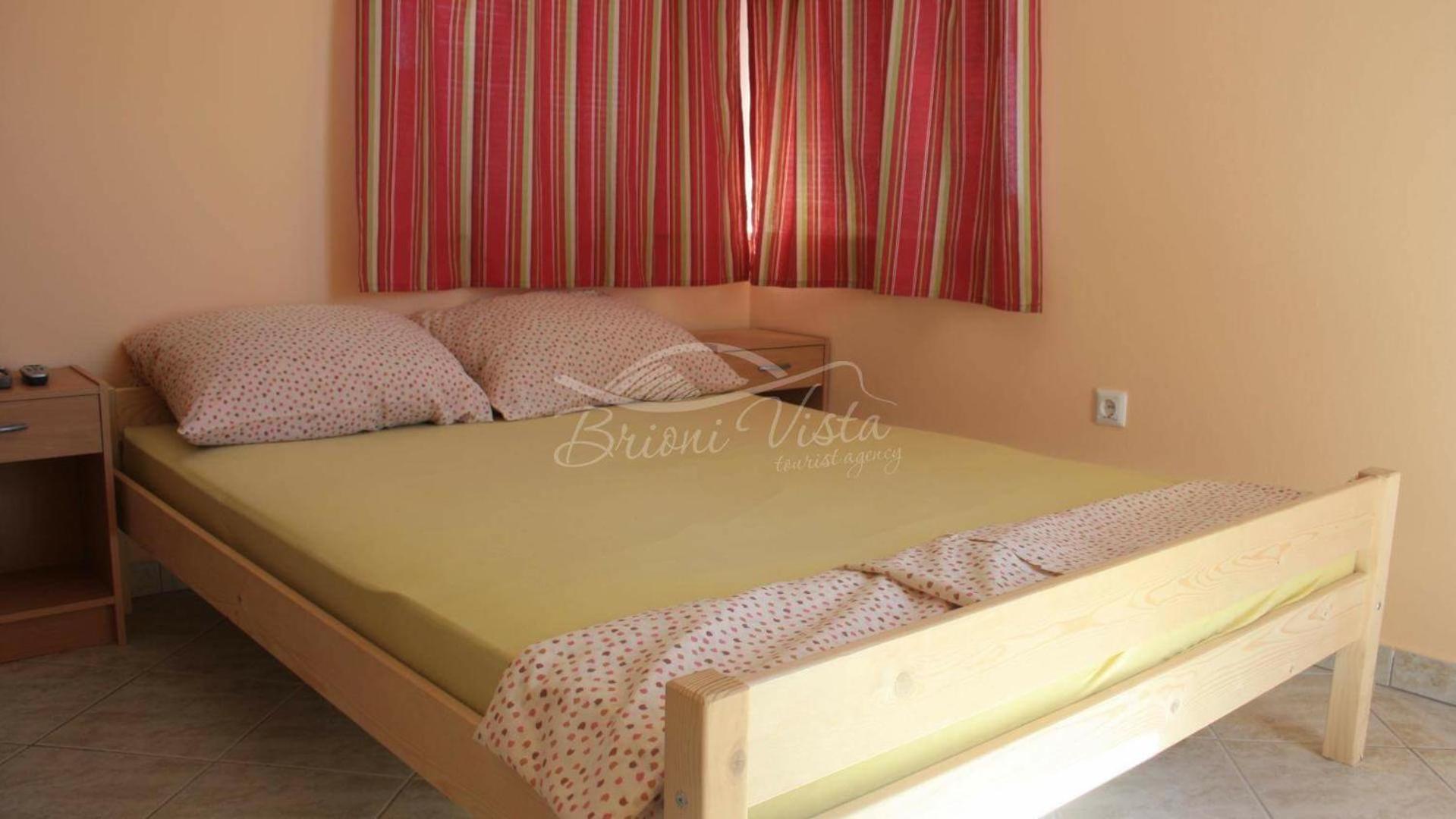 With Free Parking And No Balcony But Terase In Front Of The House * Pula