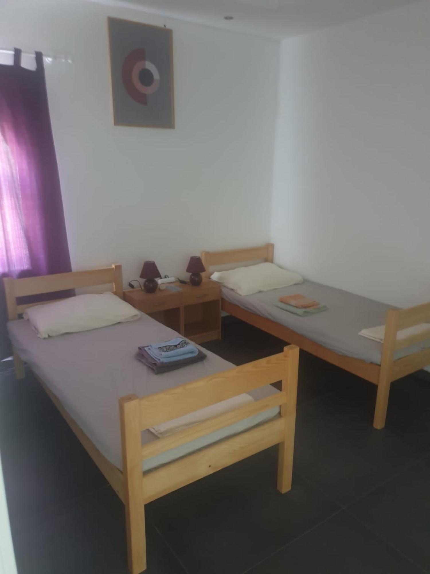 With Free Parking And No Balcony But Terase In Front Of The House Apartament